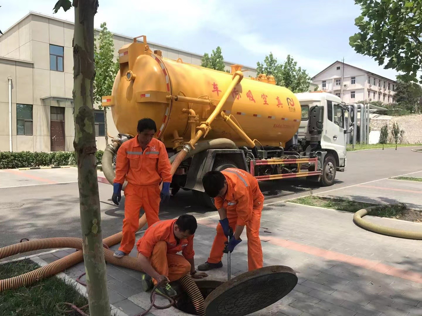 瑞金化粪池清理与5-8吨吸粪车施工效率分析